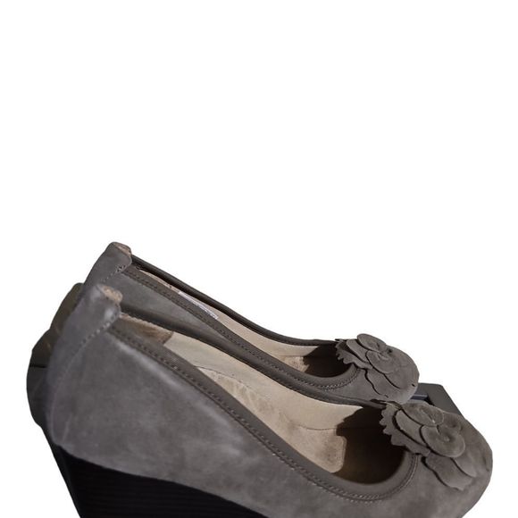 SOLD!! VIONIC "Hayes" Taupe Suede Wedge - Size 7 - Picture 3 of 8